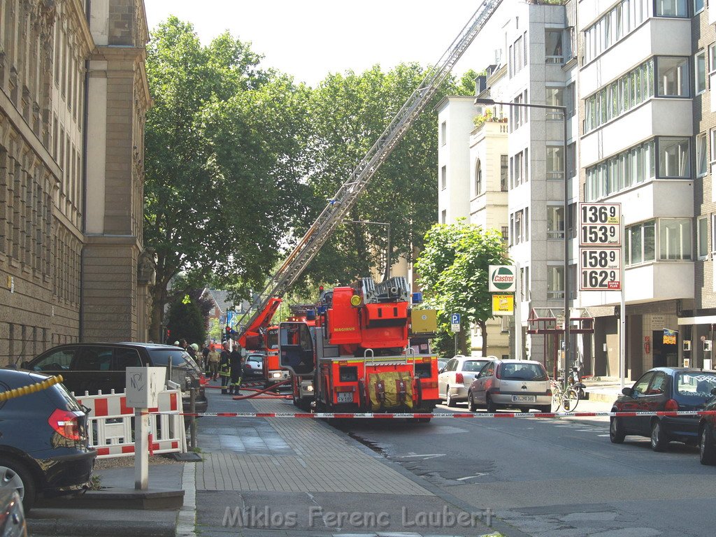 Brand Flachdach Koeln Agnesviertel  Huelchratherstr   P072.JPG